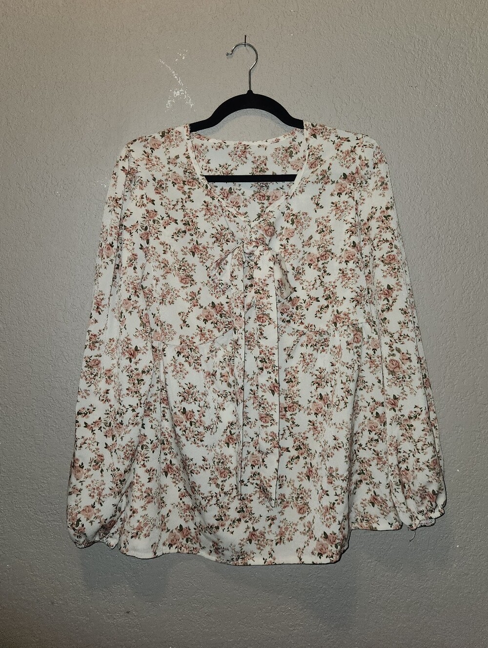 Womens Floral Lightweight Vneck Blouse With Bow Detail Cinched Sleeves | Large
